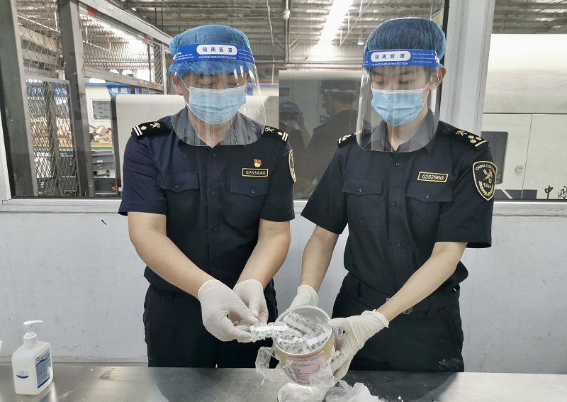 關員對夾藏植物種子進行查驗 關員對夾藏植物種子進行查驗